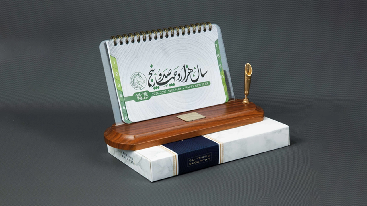 تقویم رومیزی پایه MDF پانیذ پلاس ۱۴۰۵